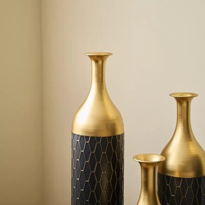Juego de Jarrones Modernos de Metal Negro para Mesa, 34.25in, 30.31in, 24.8in, Alta Calidad, Ecológicos, Hechos a Mano, Decorativos para la Inauguración de la Casa - Product Image 4