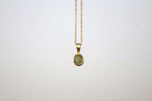 Pendentif en péridot brut, pierre de naissance d'août, argent sterling 925 plaqué or 14 carats, cristal de guérison, bijou délicat, cadeau - Product Image 2