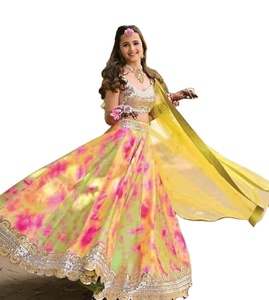 डबल के साथ रंगीन पीला साटन प्रिंट और अनुक्रम काम <span class=keywords><strong>Lehenga</strong></span> स्टाइलिश कढ़ाई फीता काम दुपट्टा Mettie द्वारा रॉयल निर्यात सूरत