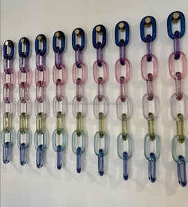 Chaînes en résine surdimensionnées bicolores avec motifs d'art populaire mettant en valeur la variété des couleurs pour la décoration intérieure par Wonder Overseas - Product Image 3