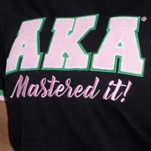 T-shirt AKA Black Mastered It pour femme, logo en chenille, coton premium, décontracté, élégant, à porter au quotidien - Product Image 3