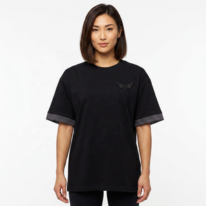 Camiseta Negra Extra Grande para Hombre con Logotipo de Alas Bordado, Manga Corta, Ribete en Contraste, Cuello Redondo, Corte Casual - Product Image 3