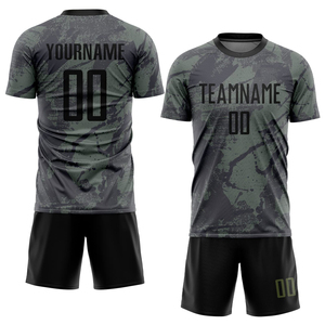 เสื้อฟุตบอลชายลายสก็อตแบบซับลิเมชั่น คอวี แขนสั้น แห้งเร็ว ผลิตจากโพลีเอสเตอร์ สกรีนชื่อและหมายเลขได้ตามต้องการ โลโก้ด้านหน้า เหมาะสำหรับเล่นกีฬาทุกประเภทในฤดูร้อน - Product Image 1