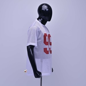 เสื้อยืดลำลองผู้ชายสีขาวคุณภาพพรีเมียม ผ้าตาข่าย แขนสั้น คอกลม พิมพ์ลายสีแดงด้านหน้า ระบายอากาศได้ดี สปอร์ต ทรงปกติ ผ้าถัก ซักแล้ว - Product Image 2
