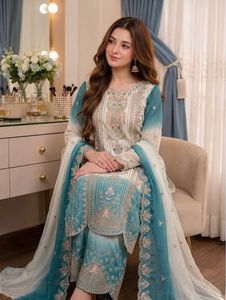 Ensemble prêt-à-porter pour soirée, haut en georgette bicolore avec broderie, pantalon palazzo et dupatta. - Product Image 2