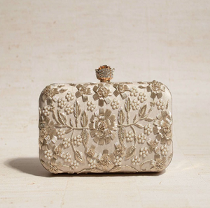 Pochette élégante en satin doré avec un fermoir unique en forme de feuille métallique. Disponible à prix de gros pour les ventes saisonnières. - Product Image 6