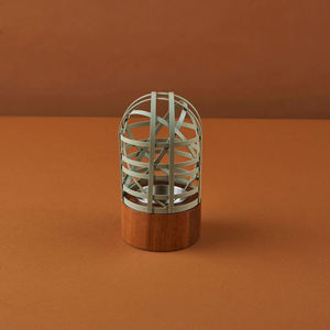 Brûleur d'encens Bakhoor moderne en métal avec base en bois - Product Image 1