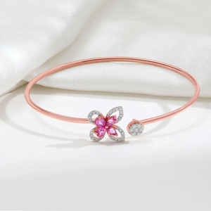 Bracelet ouvert en diamant fleur de cerisier rose avec cadre fin en or rose et motif floral central - Product Image 3
