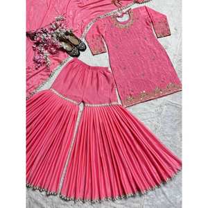 ชุดปาร์ตี้สีชมพูสวยงามสำหรับผู้หญิง เสื้อ กางเกง และผ้าคลุมไหล่ พร้อมงานปักมุกสุดหรู ไซส์ L ดีไซน์เนอร์ Maruti - Product Image 2