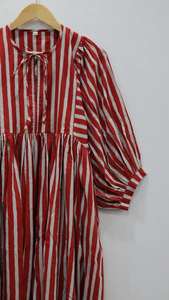 ชุดเดรสผ้าฝ้ายลายทางแบบมีดีเทลผ้าก๊อซ: ลายพิมพ์บล็อก คอเสื้อแบบลึก - Product Image 3