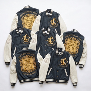Blouson universitaire en gros, corps en laine chinée anthracite, manches en cuir couleur ocre, fait main, avec lettrage en papier recyclé de Historic Mills - Product Image 6