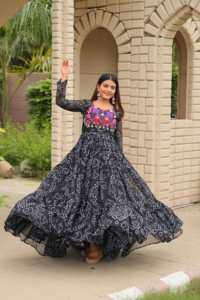 Robe spéciale Navratri en faux georgette Flair de 9 mètres, avec broderie de designer, travail de fils et de miroirs véritables, et dentelle Kodi. - Product Image 6