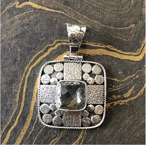 Colgante de Topacio Azul Tallado a Mano con Diseño Exclusivo, Proveedor de Joyería de la India - Product Image 1