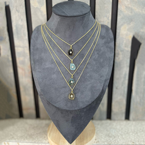 Collar con colgante de cuarzo ahumado natural irregular, cadena de cable chapada en oro con detalles de circonita cúbica, joyería unisex. - Product Image 6
