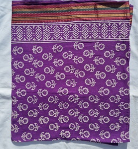 Paréo en coton violet imprimé à la main avec bordure Zari, motif floral, léger, style bohème, pour la plage ou comme cache-maillot d'été - Product Image 1