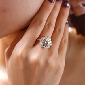 Anillo de Compromiso con Halo Floral y Diamante Cultivado en Laboratorio de Corte Redondo Marrón Claro de 1.5CT, Anillo de Boda con Diamante Champán y Bisel de Oro - Product Image 3