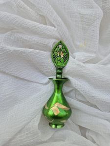 Soporte de latón verde para surma con diseño floral, hecho a mano, contenedor de kohl y kajal con aplicador de surma, caja cosmética decorativa india - Product Image 1