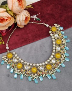 Collier Kundan en pierre ronde non taillée avec boucles d'oreilles et mangtika assortis, bijoux de créateur plaqués or antique, fabricant de bijoux. - Product Image 2