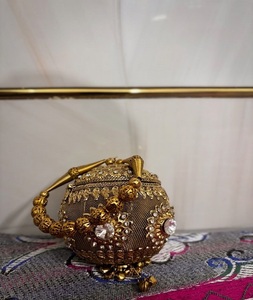 Pochette à perles faite à la main avec embellissements en perles et pierres précieuses, accessoire de mode pour mariage, cadeau par f s international - Product Image 2