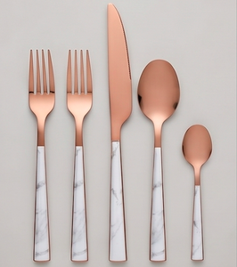 Ensemble de couverts modernes en or rose avec poignées en marbre, compatibles lave-vaisselle, pour service de dîner de mariage - Product Image 1