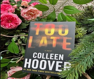 หนังสือปกอ่อน "Too Late" โดยคอลลีน ฮูเวอร์ นวนิยายสำหรับผู้ใหญ่ ปกกระดาษ - Product Image 3