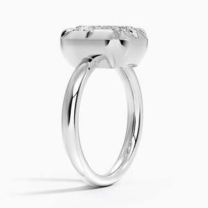 แหวนประดับเพชรเม็ดเดี่ยวทรงสวยหรู พร้อมการฝังแบบ Bezel-Prong อย่างมั่นคงด้วยทองคำ 18K สีเหลือง - Product Image 4