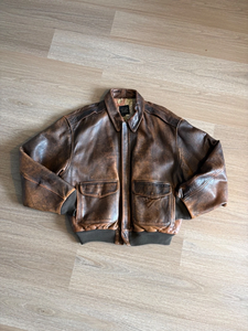 Chaqueta de Cuero Marrón Desgastada Estilo Bomber para Hombre, Diseño Personalizado, OEM, Chaqueta de Cuero Encerado al por Mayor - Product Image 1