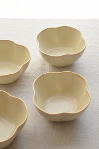 Bol à dessert en céramique en forme de fleur, fait main, minimaliste, couleur unie, pour les fêtes - Product Image 1