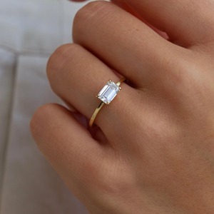 Bague de mariage minimaliste en or jaune 14 carats avec diamant de laboratoire taille émeraude 1 CT certifié IGI VS+ et sangle à 4 griffes de 1,6 mm - Product Image 1