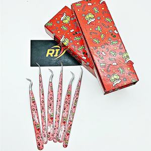 Pince à cils professionnelle en acier inoxydable anti-magnétique avec logo personnalisé sur le thème de Noël, pour extensions de cils, volume et isolation - Product Image 1