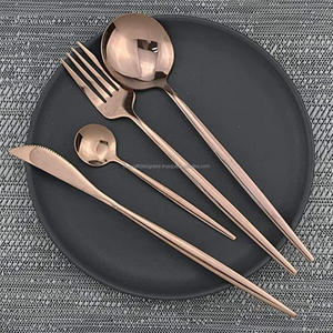 Ensemble de couverts en or rose, parfait pour la décoration de fête d'anniversaire ou de fiançailles, utilisation pour la table. - Product Image 3