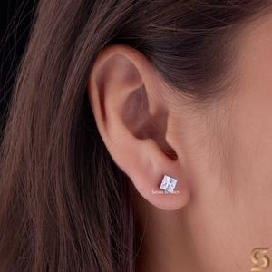 Boucles d'oreilles clous en moissanite taille princesse, or massif 18 carats, fermoirs à vis, bijoux fins classiques étincelants pour femme, à porter au quotidien, cadeau - Product Image 2