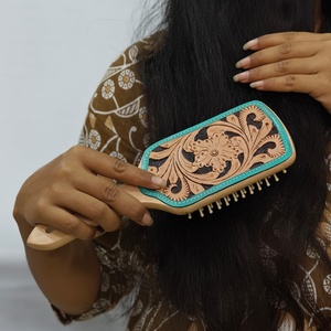 แปรงผมหนังทำมือพร้อมลายแกะสลักดอกไม้สไตล์วินเทจเครื่องประดับตกแต่ง - Product Image 1