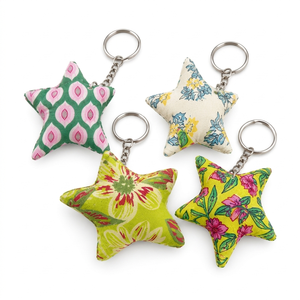 Llaveros de tela hechos a mano con borlas de algodón reciclado, accesorios bohemios étnicos para bolsos, colgantes ecológicos para carteras. - Product Image 1
