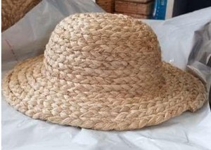 หมวกฟางใยกล้วยพรีเมียม ปีกกว้าง ทอจากวัสดุรักษ์โลก หมวกชายหาดฤดูร้อน น้ำหนักเบา ระบายอากาศได้ดี ป้องกันรังสียูวี หมวกสำหรับกิจกรรมกลางแจ้ง - Product Image 5