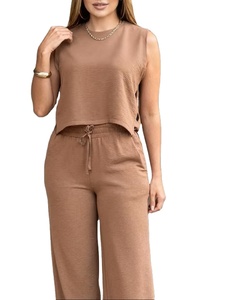 Ensemble décontracté pour femmes en 2 pièces, haut sans manches et pantalon large, pour toutes les saisons, style streetwear. Ensemble deux pièces en polyester/coton respirant et écologique - Product Image 4