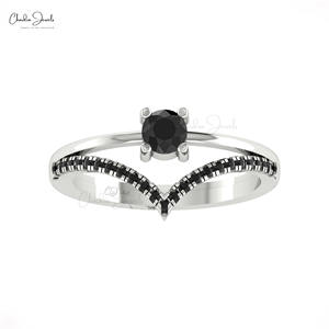 Anillo de Compromiso Chevron de Oro Sólido de 14K Premium con Diamante Negro de Corte Redondo de 4mm y Micro Diamantes Pavé, Lote de Joyería Fina - Product Image 3