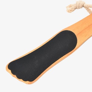 Râpe à pieds double face, outils de pédicure, éliminateur de peaux mortes et de callosités des talons, brosse exfoliante à manche en bois, soin des pieds avec papier de verre - Product Image 1