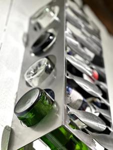 Porte-bouteilles mural en métal argenté au design poisson, élégant et stylé pour embellir les intérieurs de la maison ou des restaurants, vente en gros depuis l'Inde - Product Image 3