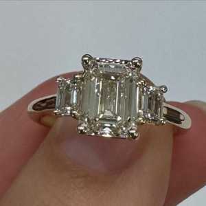 แหวนเพชรทรงเอเมอรัลด์ 2 กะรัต เพชรเลี้ยงในห้องปฏิบัติการ ทอง 14K แหวนสามเม็ด สำหรับหมั้น แต่งงาน ครบรอบ ผู้ผลิตเครื่องประดับ ผู้ส่งออกเครื่องประดับ - Product Image 2