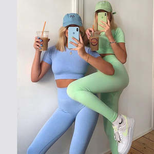 Ensemble de yoga pour femmes, haut court uni, leggings taille haute, manches courtes, ensemble de vêtements de sport sans couture en deux pièces - Product Image 1
