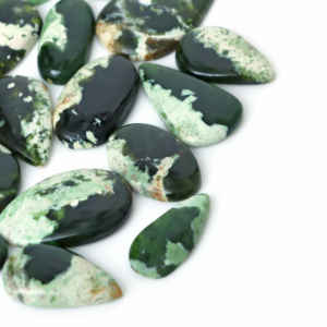 พลอยคาลซิโดนีสีเขียวโครมธรรมชาติแบบขายส่ง คุณภาพสูง เปลี่ยนสีได้ แบบหลังแบน สำหรับทำเครื่องประดับเงิน - Product Image 3