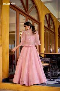 Conjunto de Lehenga-Blusa con Koti de Diseño Elegante para Fiestas, con Lentejuelas y Bordados, Proveedor de India - Product Image 4