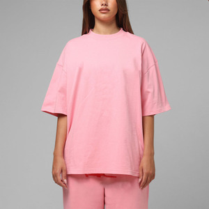 เสื้อยืดสีชมพูโอเวอร์ไซส์คุณภาพสูงสำหรับผู้หญิง เสื้อยืดถักสำหรับฤดูร้อน สไตล์ลำลอง รับผลิตตามแบบ (OEM) ขายส่งในปากีสถาน เสื้อผ้าสตรีทแวร์ - Product Image 1