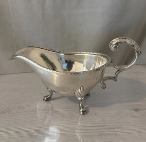 Salsera de metal plateado vintage con asa rizada, base en forma de concha y borde festoneado, diseño de lujo con asa, decoración de mesa - Product Image 5