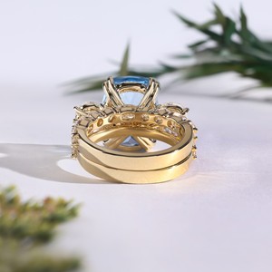 Anillo de Compromiso Clásico de Oro con Diamante Cultivado en Laboratorio de Corte Cojín y Piedras Laterales, Anillo de Boda de Doble Punta para Mujer, Ideal para Regalo/Fiesta - Product Image 3