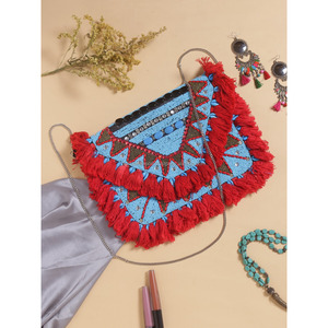 Sac bohème artisanal écoresponsable à motif floral complexe avec chaînes à pompons, doux, tendance, décontracté, finition parfaite - Product Image 1