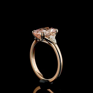 แหวนหมั้นเพชรเพาะเลี้ยงสีชมพูทรงคุชชั่น 2.75 กะรัต รับรองโดย IGI ทองคำแท้ 18K ประดับเพชรสามเม็ด สำหรับงานแต่งงาน - Product Image 4