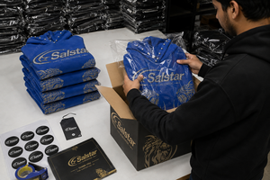Sweat-shirt à capuche personnalisé bleu vieilli avec strass pour homme, style streetwear, logo personnalisé, impression graphique et manches ornées - Product Image 6