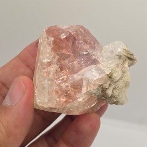 Cristal de Cuarzo Rosa con Inclusiones, Gema Natural en Bruto, con Brillo de Cristal, Semitransparente - Product Image 1